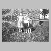 047-0004 Klein Ponnau Pfingsten 1940. Charlotte Kollien mit ihren Kindern Hildegard, Edelgard und Heinz.jpg